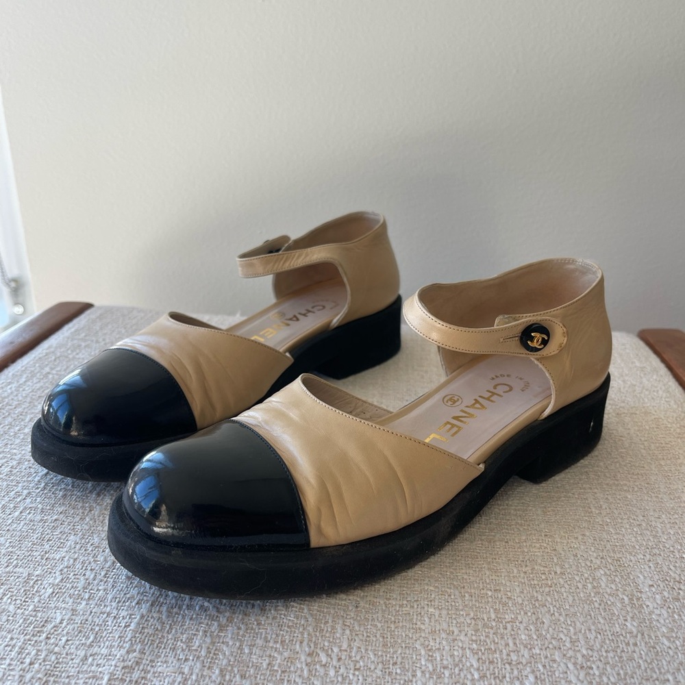 CHANEL Two-Tone Beige and Black Mary Jane Low-Heel Flats - Picture 2 of 12